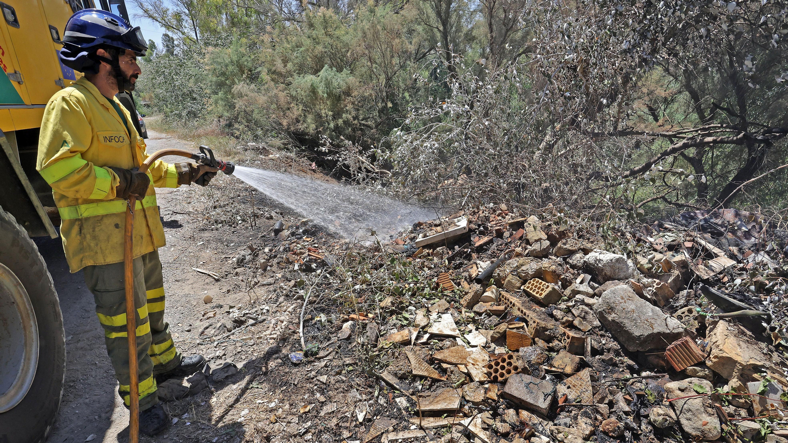 Infoca refresca la zona del incendio en La Ina