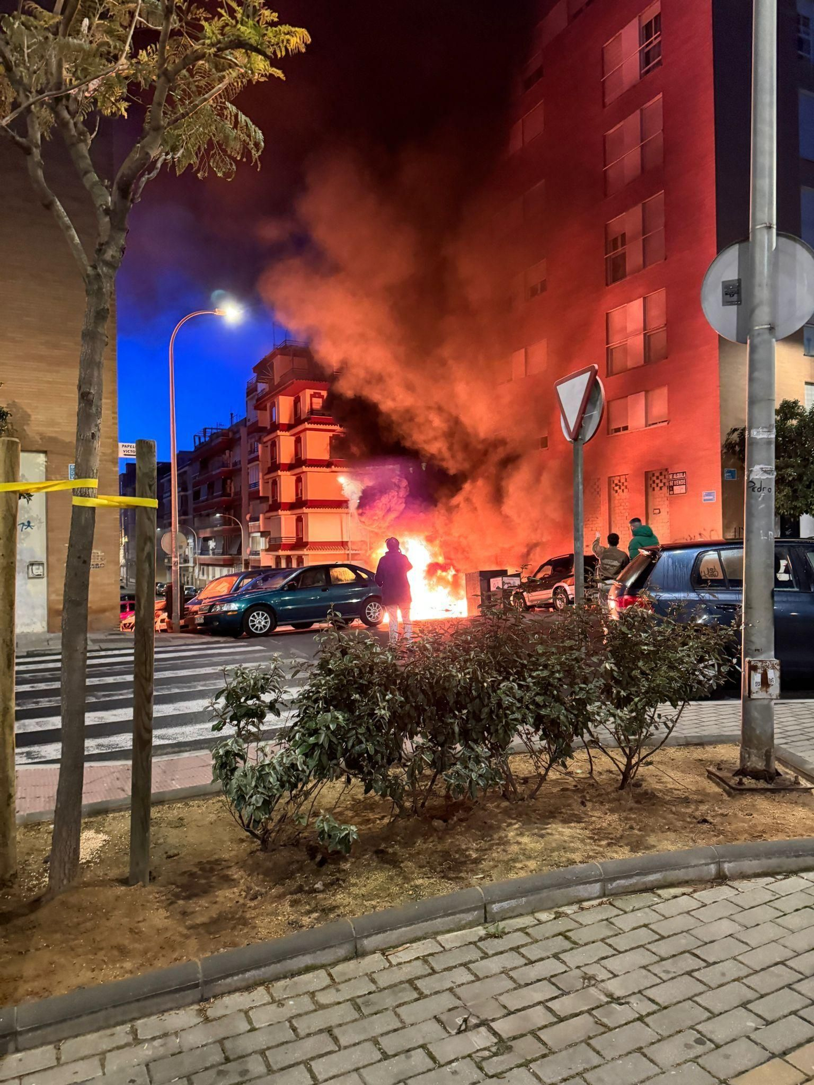 Incendio de un contenedor. Incendio de un contenedor.