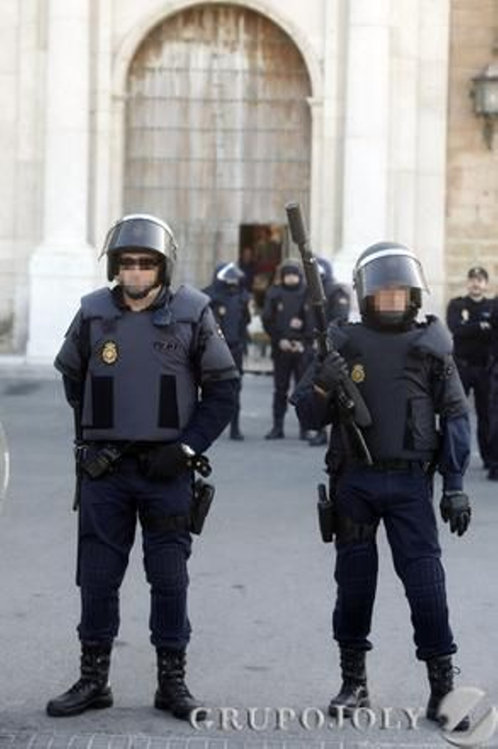 Policía Nacional y antidisturbios desalojan el edificio de Valcárcel. 

Foto: Lourdes de Vicente, Javier González y Jesús Marín