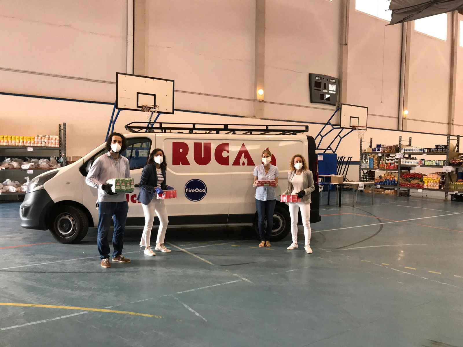 Los hermanos y directivos de Ruca, entregando los alimentos.