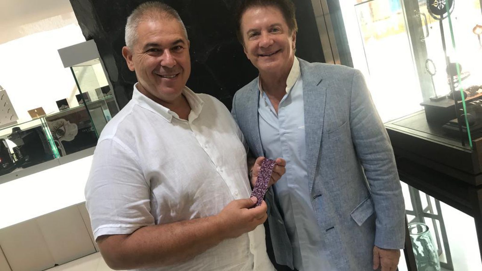 El joyero de las estrellas de Hollywood, Robert Procopio, y Gómez Molina.