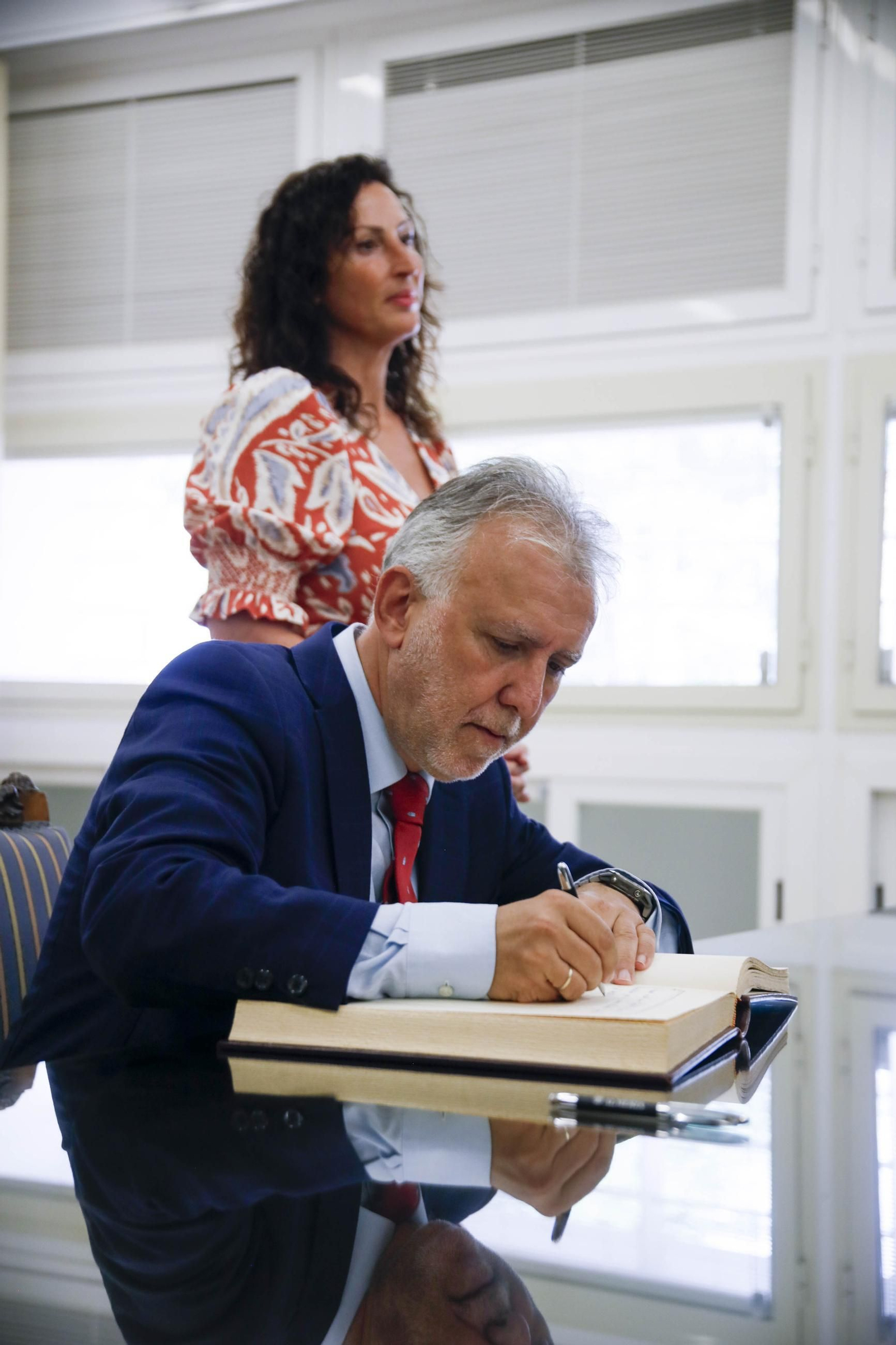 Placa de memoria histórica en el monumento de los coloraos, en imágenes