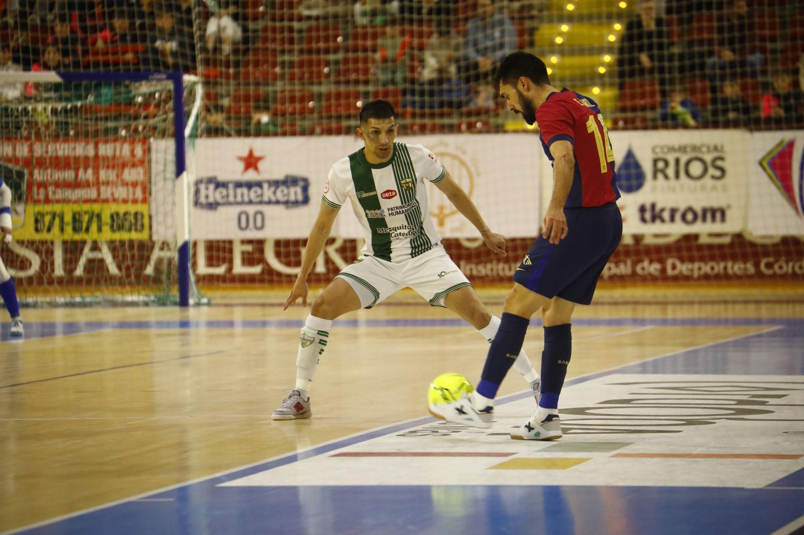 Las mejores fotos del ambiente en Vista Alegre para el Córdoba Futsal - Barça