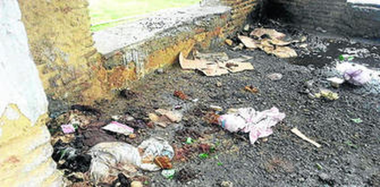 Estado de abandono que presenta el interior del mausoleo donde se cree que está enterrado Boabdil.