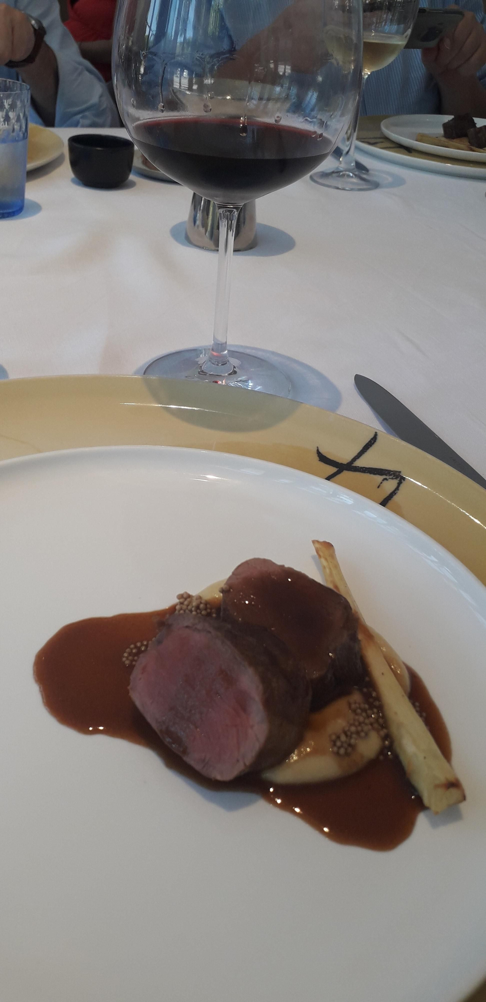 Solomillo ibérico, puré de chirivía y mostaza.