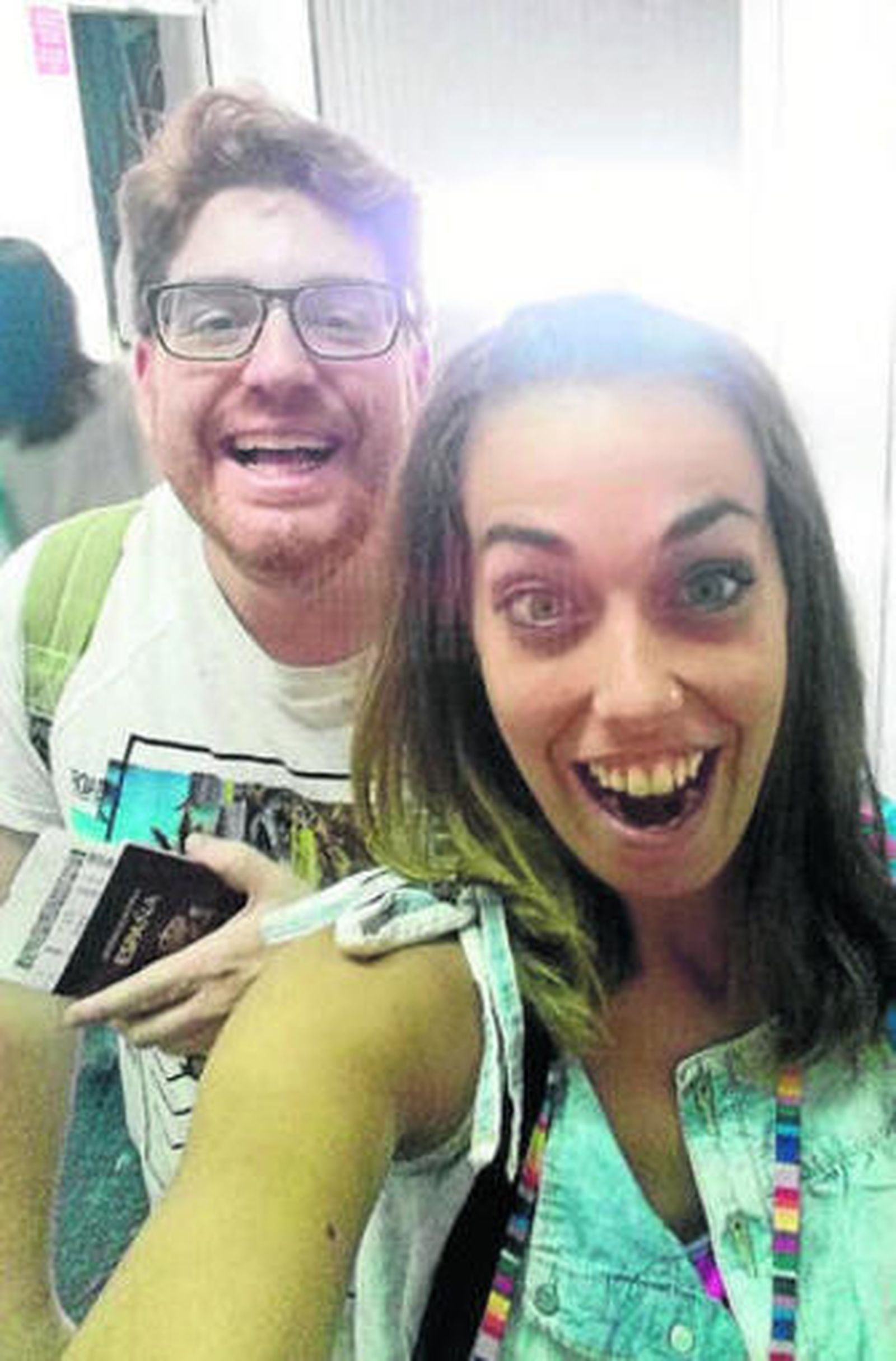 1. Ana Cardeñas y Domingo Gutiérrez, alegres e ilusionados en un momento del viaje de ida. 2. Deportistas de la delegación española olímpica que viajaban en la misma aeronave que los voluntarios hacia Río de Janeiro. 3. Información ofrecida en el avión durante el viaje de ida sobre el trayecto. 4. Cartelón del control migratorio, en las oficinas de la Policía Federal brasileña del aeropuerto. 5. Los afectados, con cara de circunstancia cuando regresaron a Oporto.