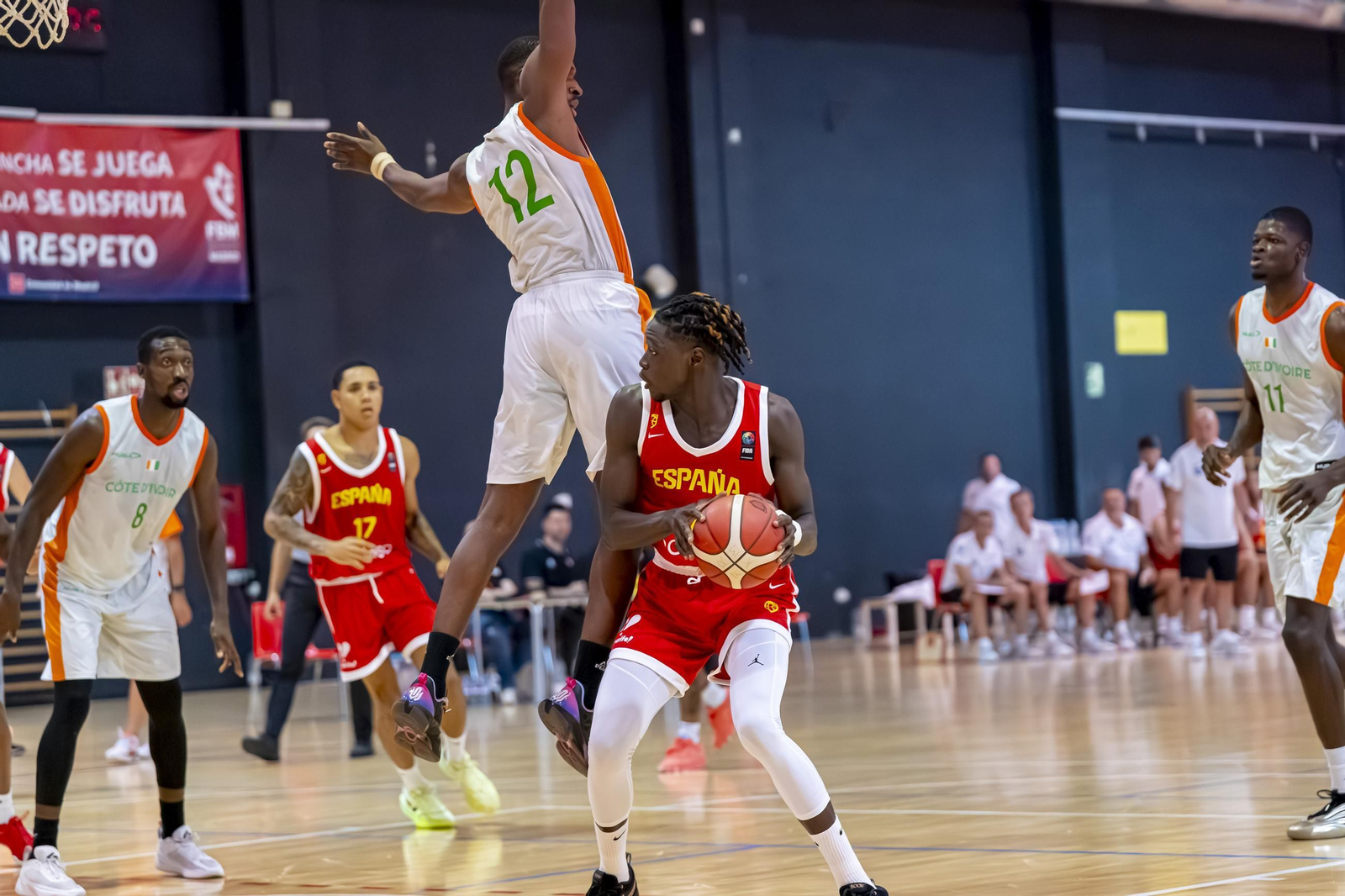 España B, con Álvaro Folgueiras, derrota a Costa de Marfil antes de venir a Málaga