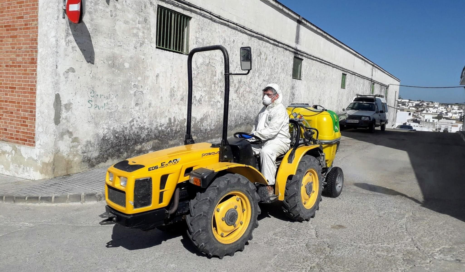 Uno de los vehículos agrarios utilizados en los trabajos de desinfección de Trebujena.