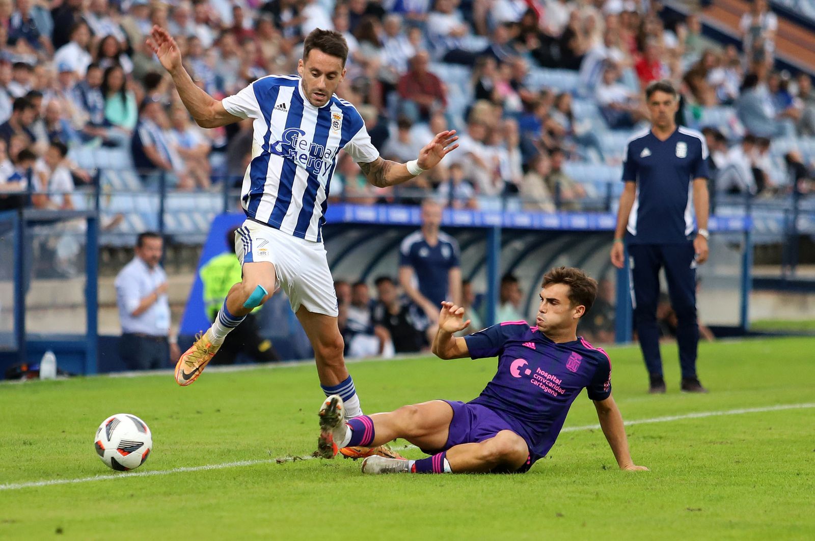 Iago Díaz controla el balón ante el Cartagena B en el Nuevo Colombino.