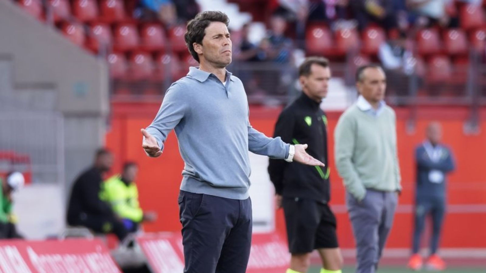 El técnico de Vilassar de Mar protesta una decisión del colegiado.