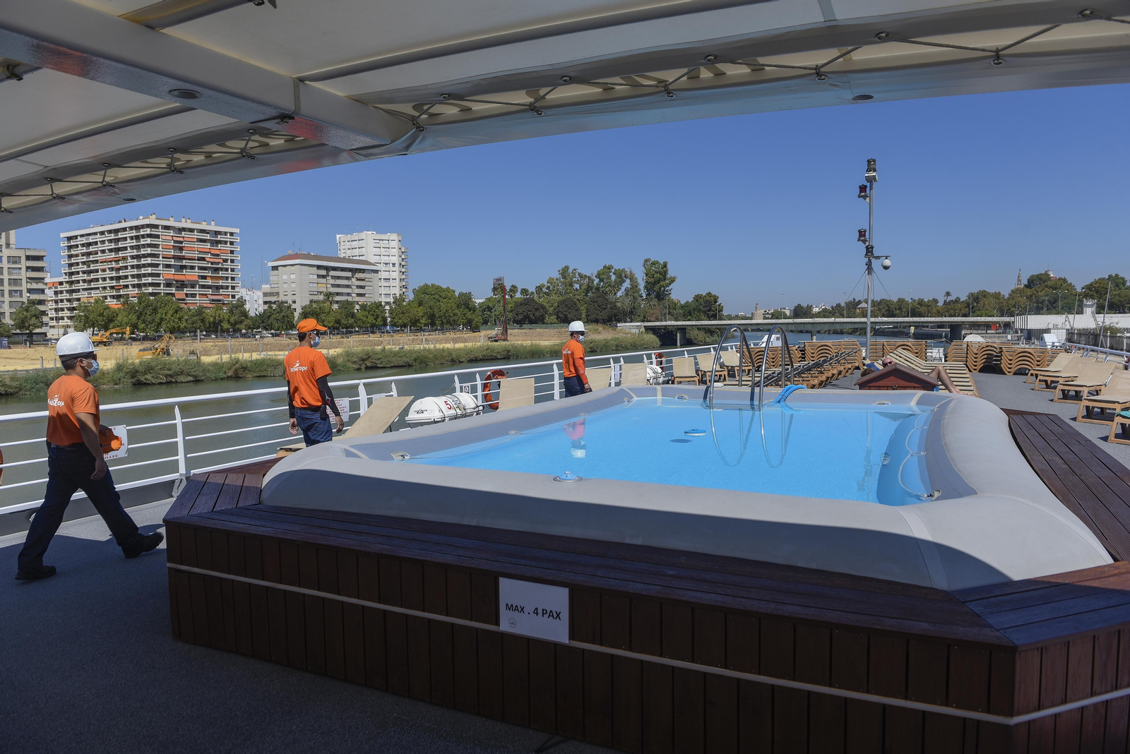 Más de 100 cruceristas, en una travesía por el Guadalquivir rumbo a Huelva y Cádiz