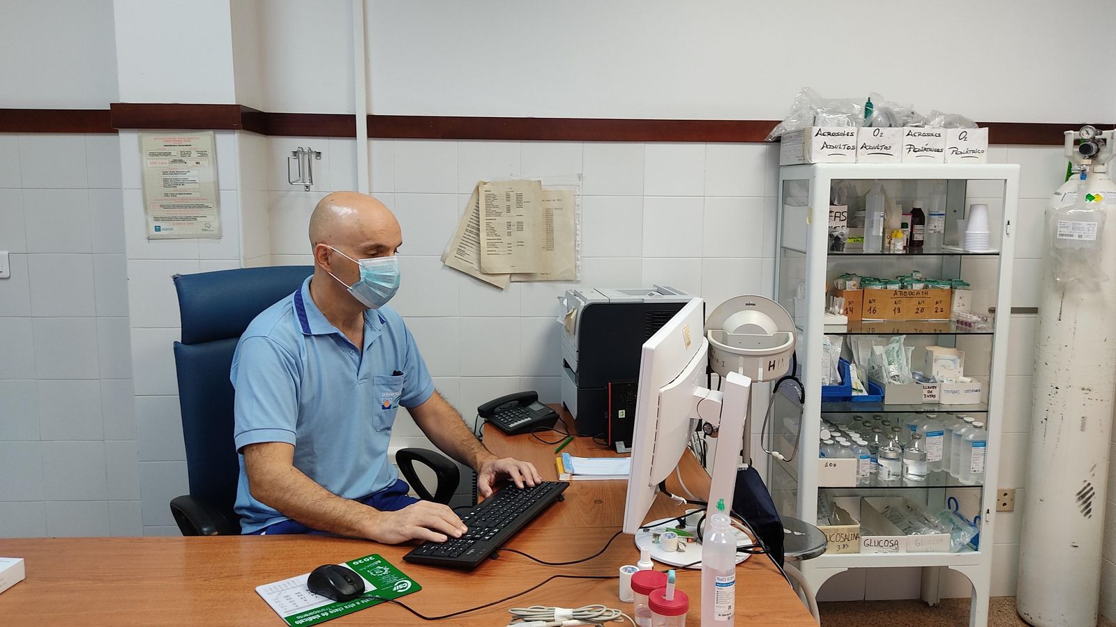 El doctor López, en su consulta.