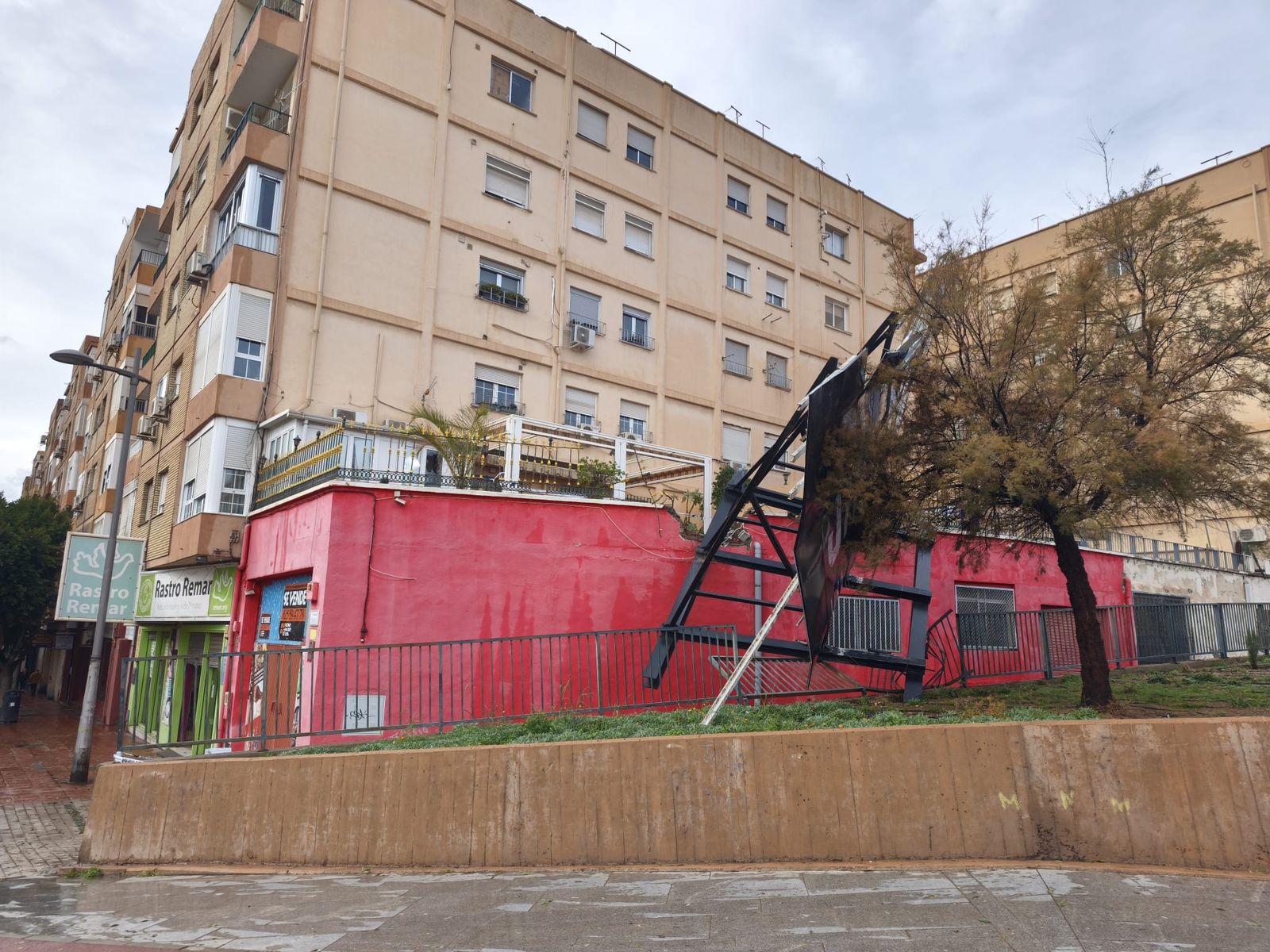 Un cartel desprendido de un edificio de la calle Granada de la capital.