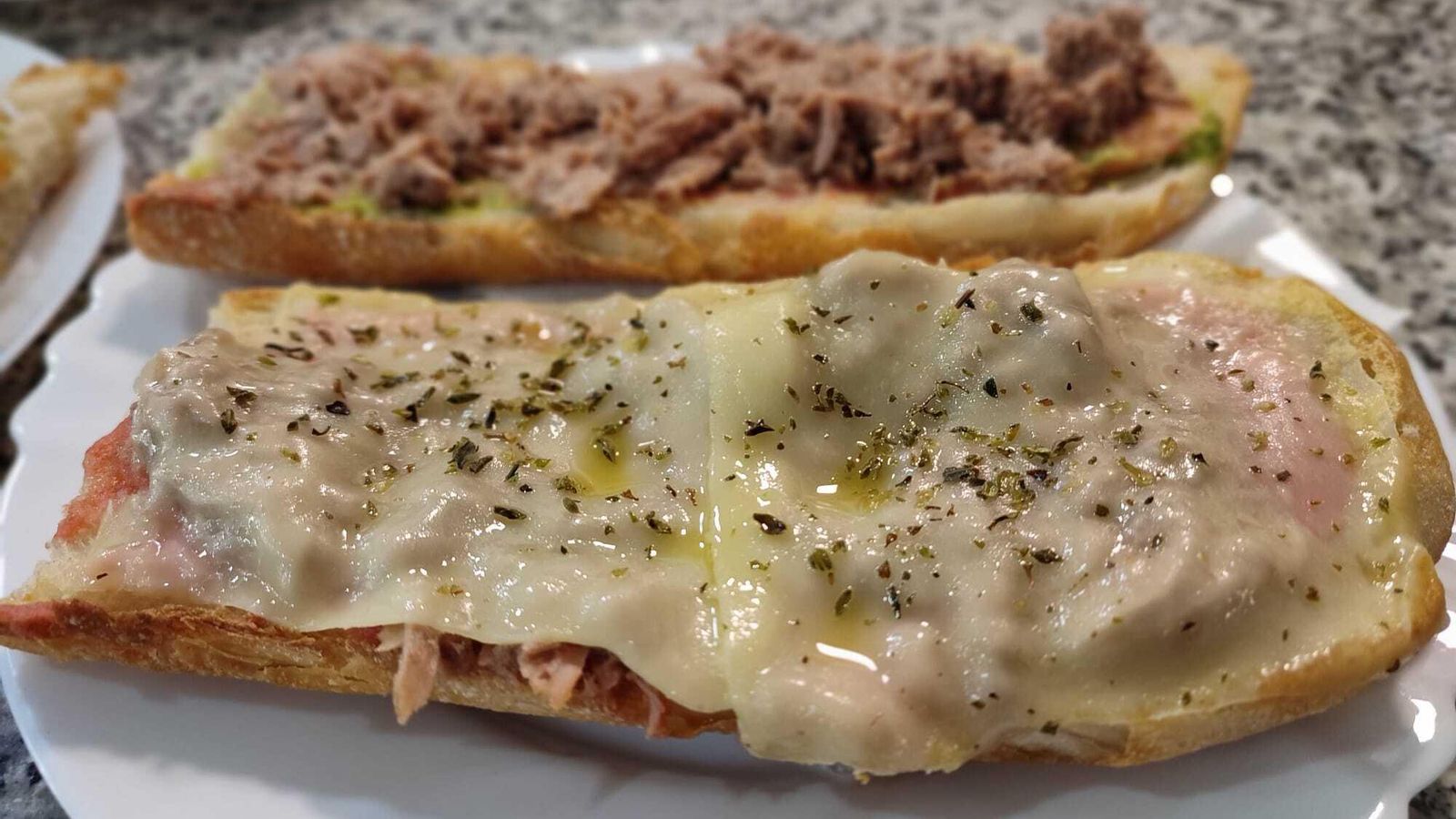 La tostada de queso y salmón.
