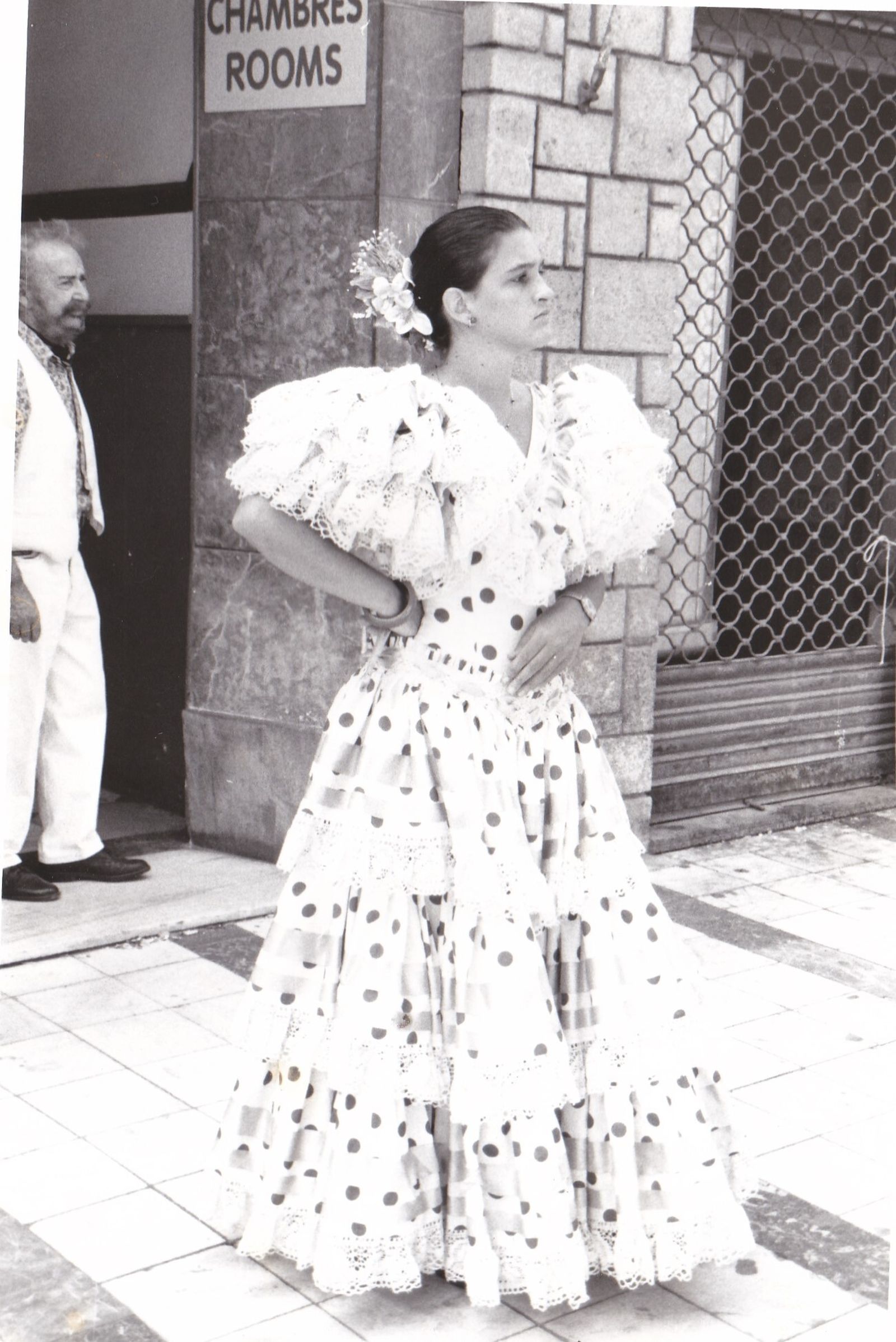 Mujer almeriense vestida de gitana en la Puerta de Purchena, en la feria de 1995