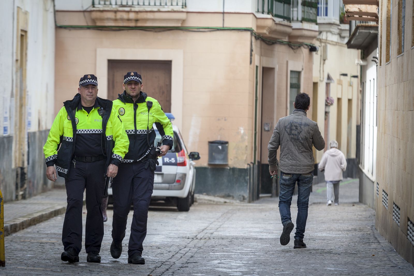 Dos agentes de la Policía Local por una calle del barrio de Santa María.
