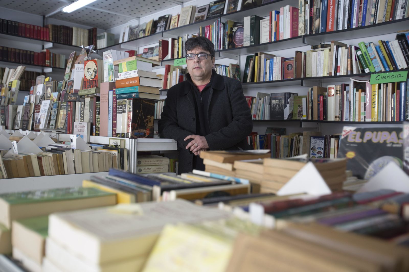 José Manuel Quesada, en su quiosco de la Feria del Libro Antiguo, que se celebra durante estos días en Sevilla.