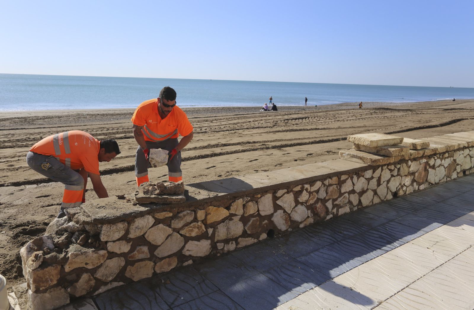 Fotos de los arreglos en las playas de Málaga, que no impiden a los malagueños disfrutar del buen tiempo