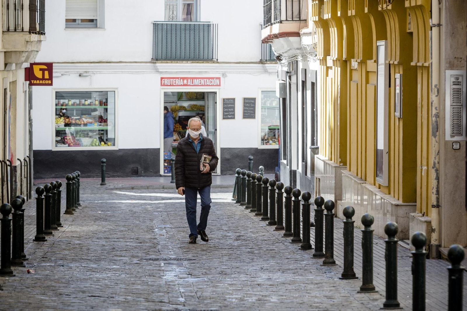 Un ciudadano regresa de comprar la prensa del día