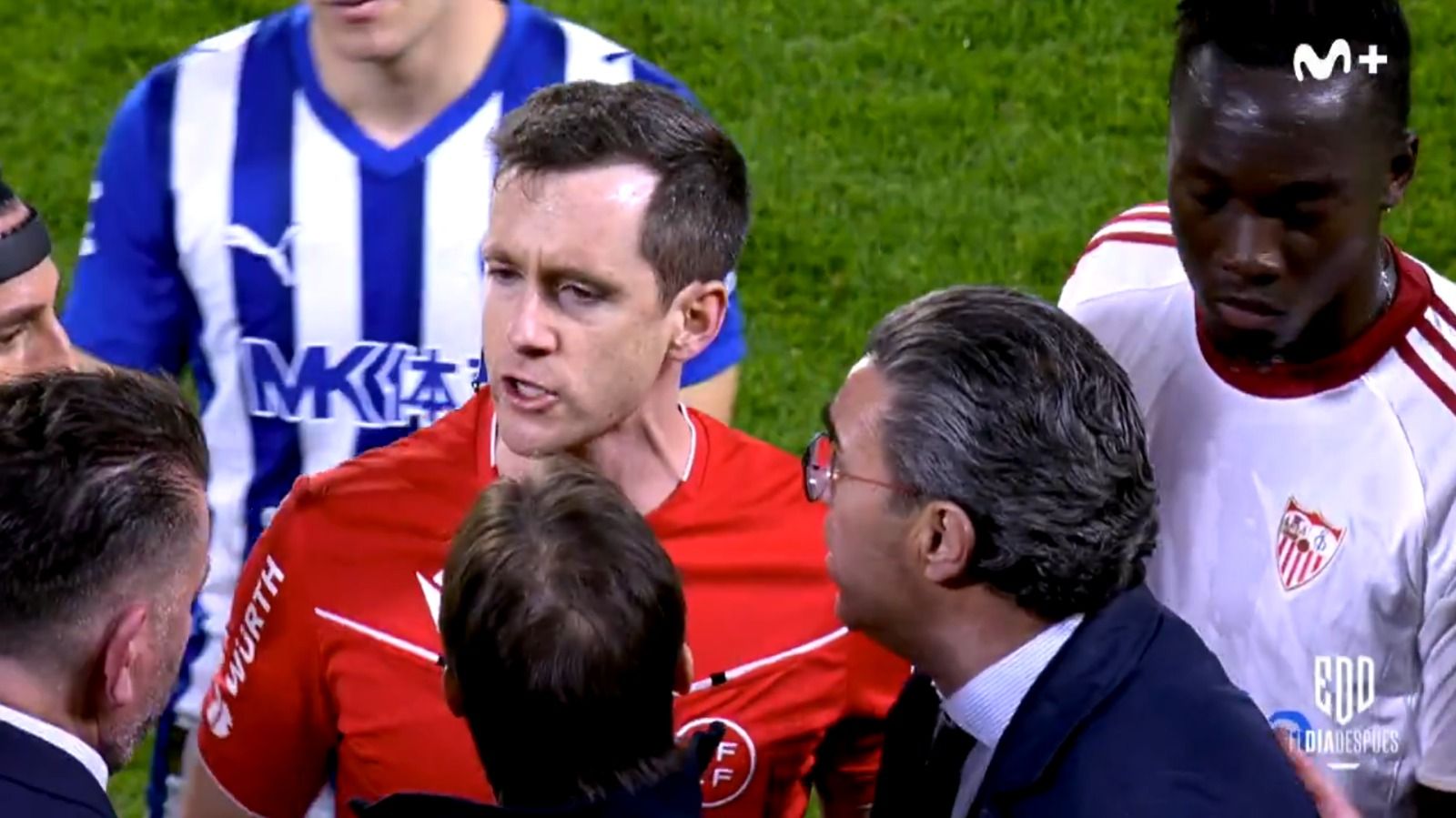 Galech Apezteguía habla con Nemanja Gudelj, Matías Almeyda y Martagón en el Sevilla-Alavés