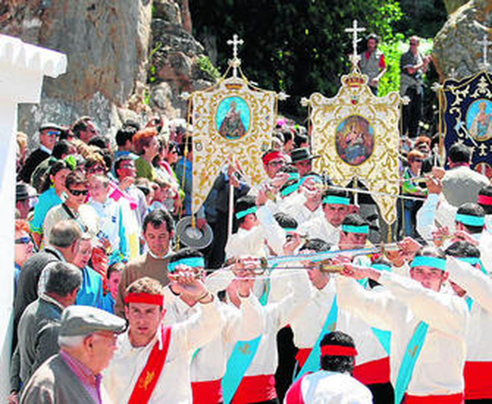La danza de los palos en las fiestas de la Virgen de la Peña de al Puebla de Guzmán.