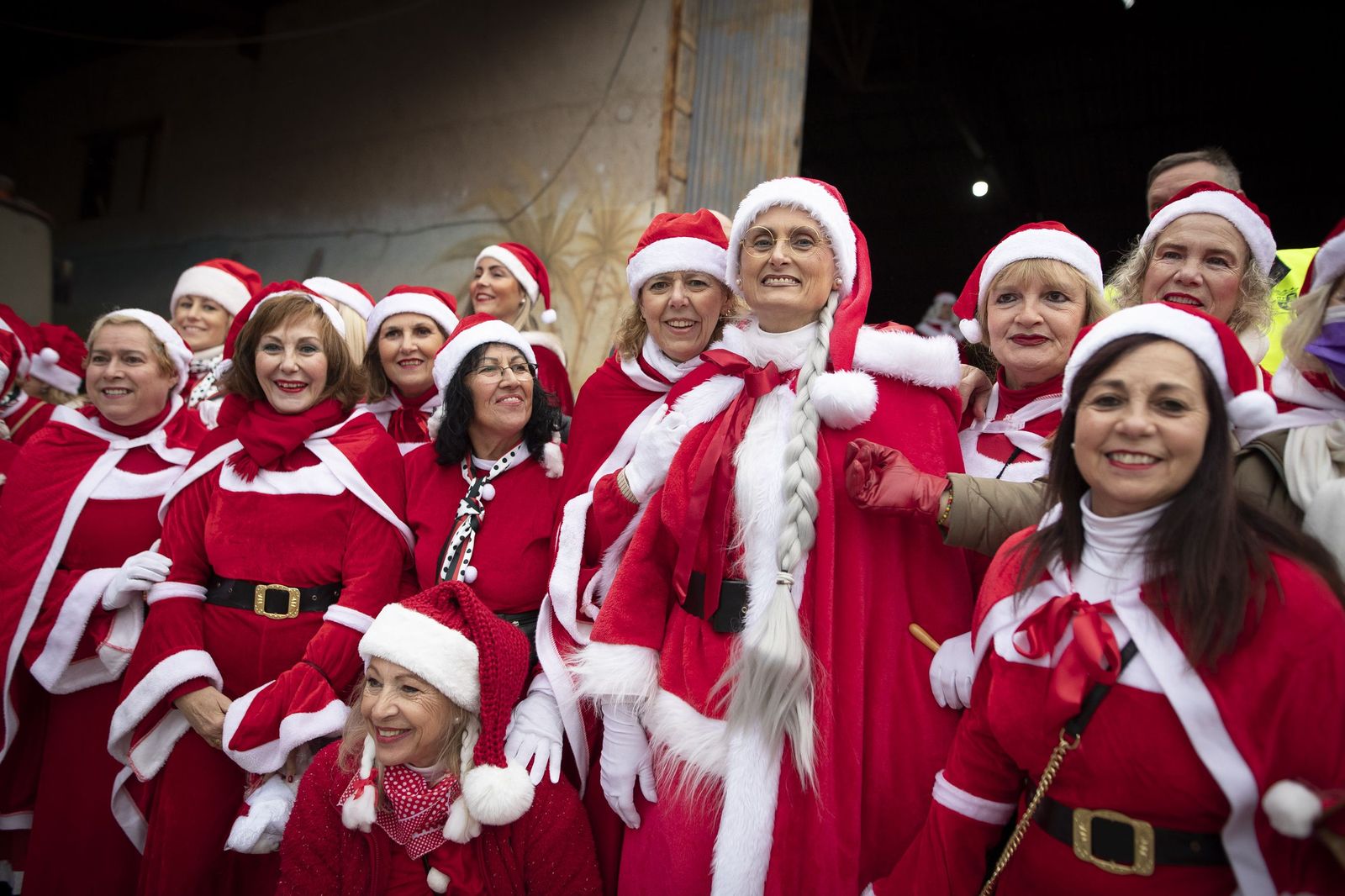 Única en España: las mejores imágenes de la cabalgata con 200 Mamá Noel en Otura