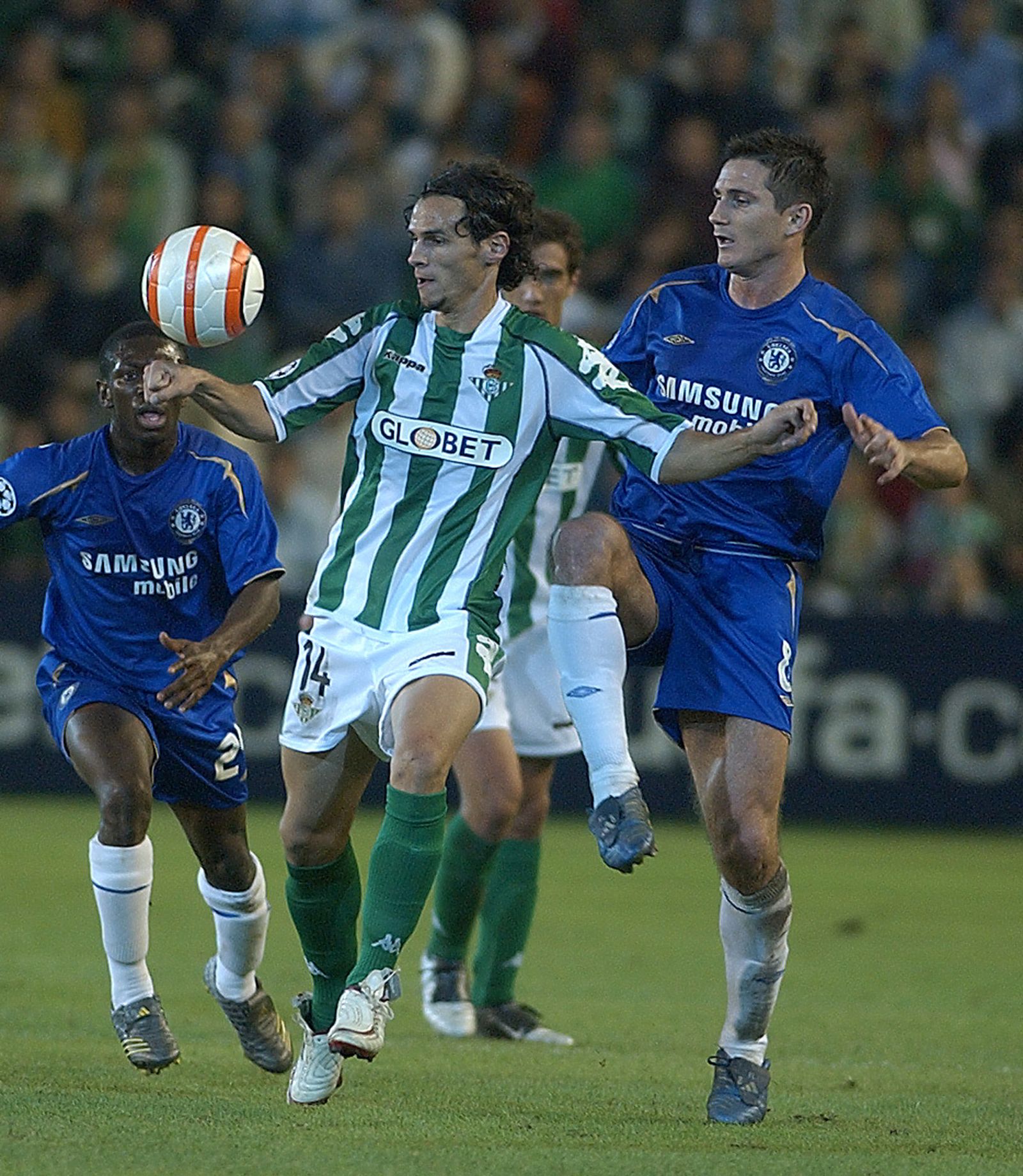Capi, ante Lampard en el triunfo sobre el Chelsea en Champions.