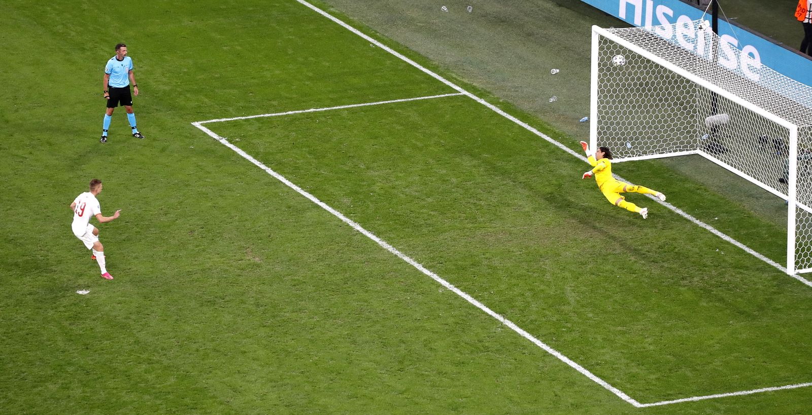 Dani Olmo transforma su penalti de la tanda ante Sommer.