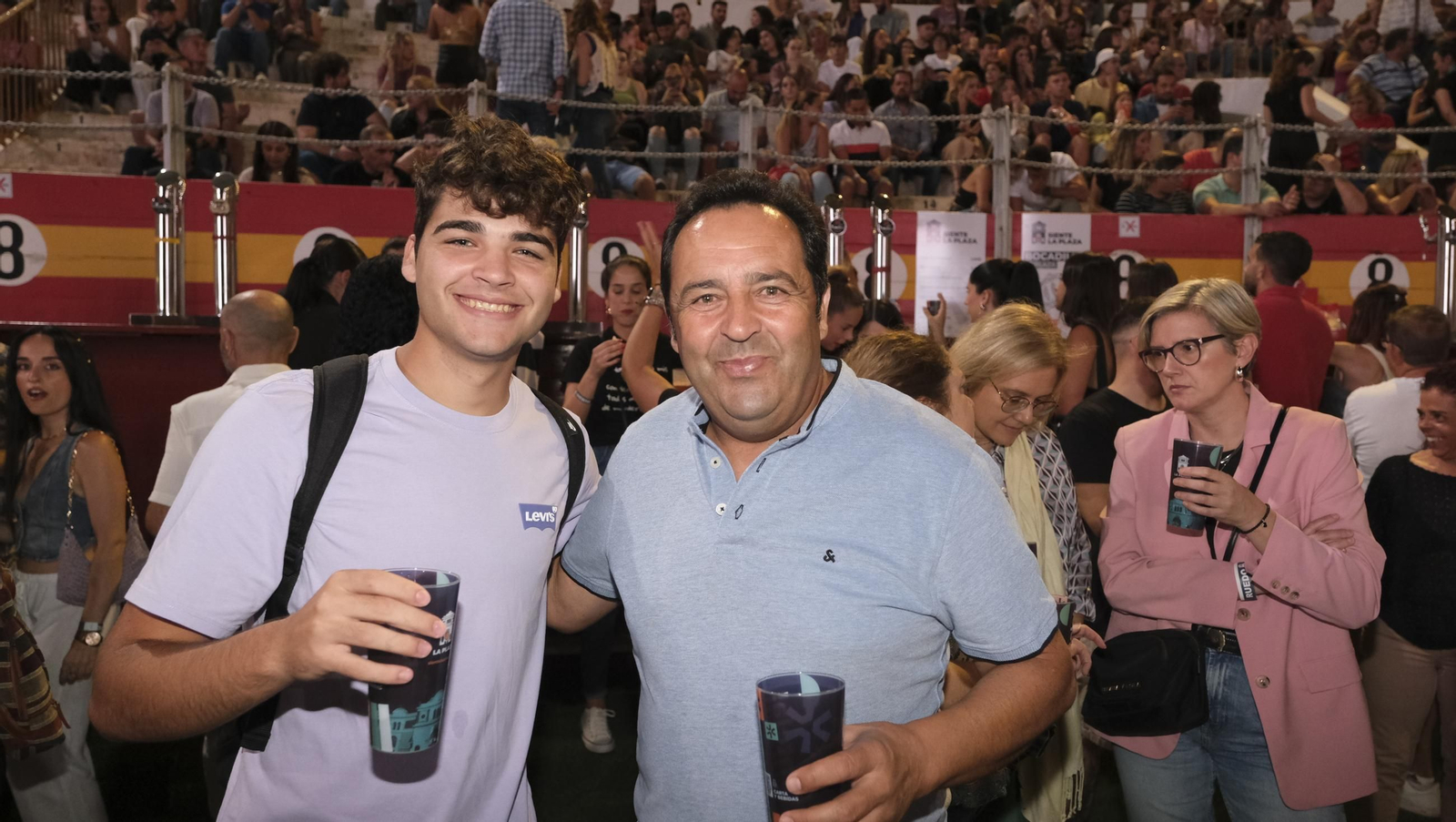El concierto de Melendi llena de fans la Plaza de Toros de Almería, en imágenes