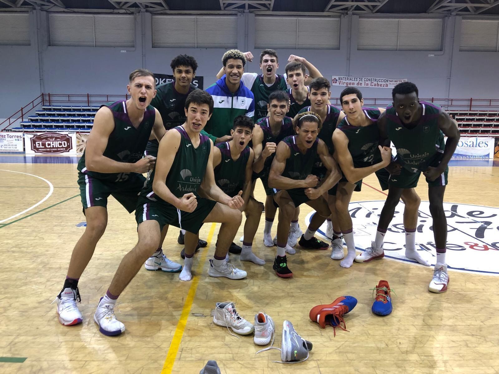 El Unicaja celebra el triunfo en Andújar.