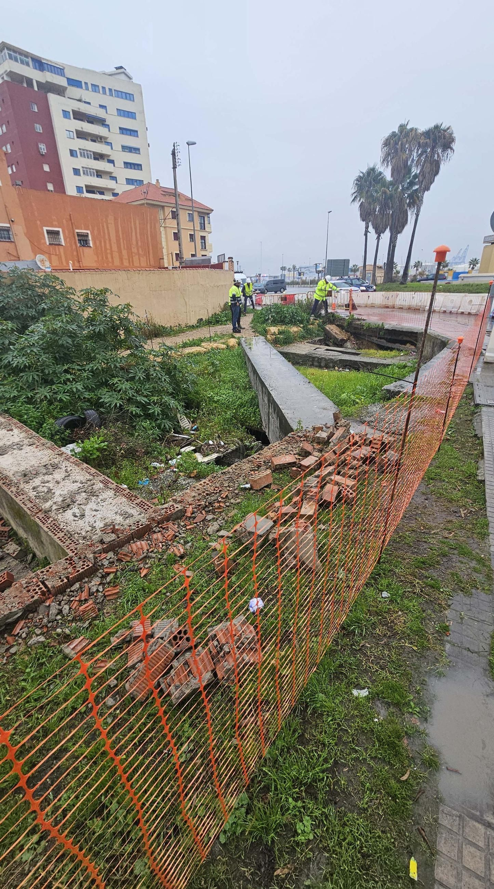 La rotonda del Varadero de Algeciras tras el hundimiento de una plancha de cubría el arroyo del Saladillo, en imágenes