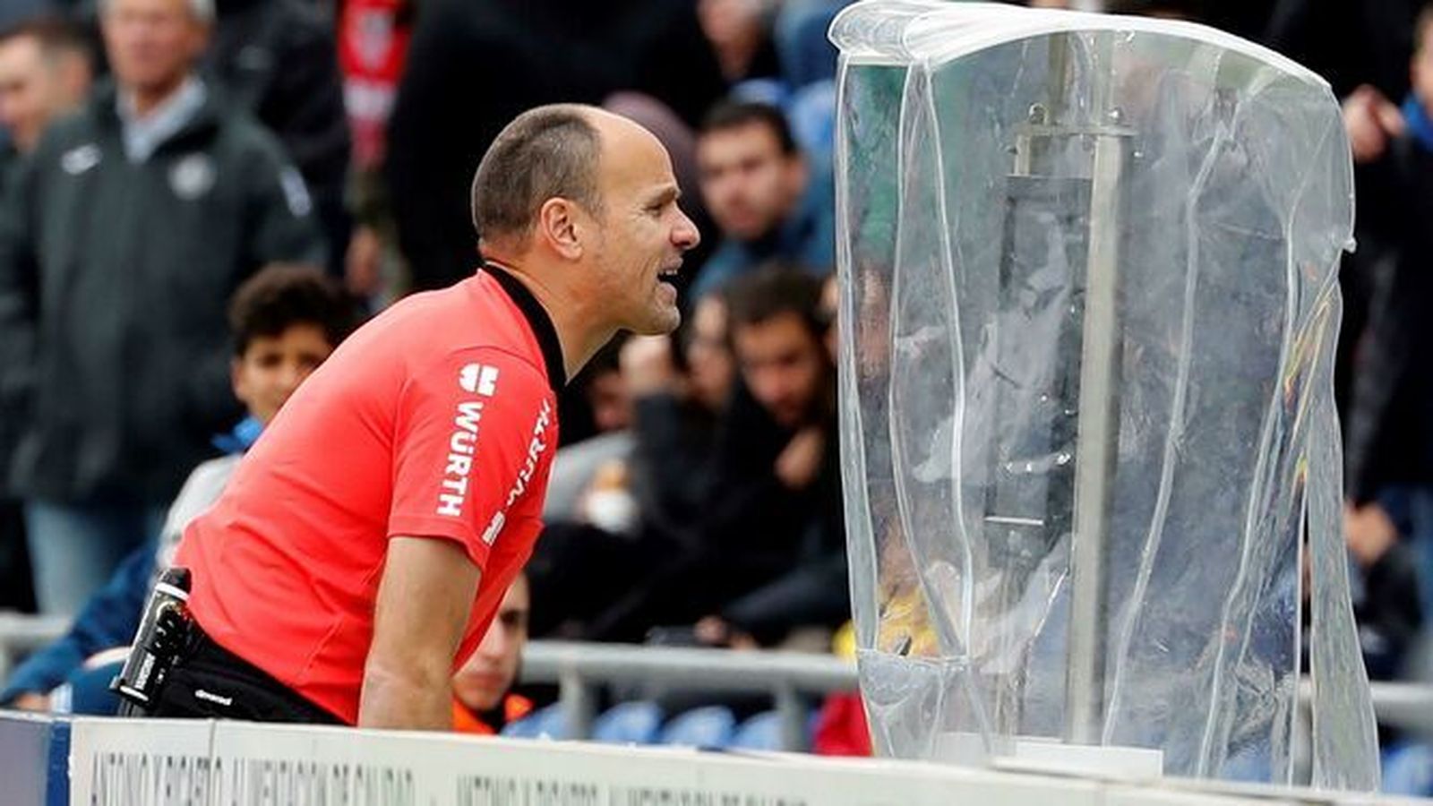 Mateu observa un monitor del VAR.