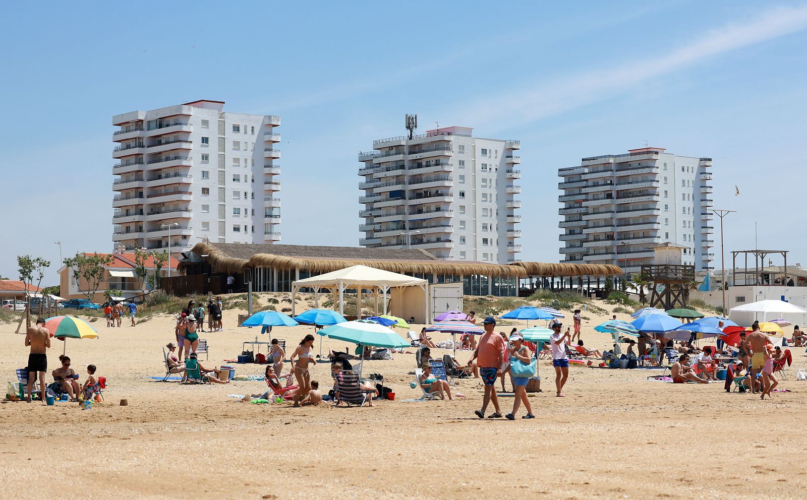 Imágenes del ambiente en las playas de Punta Umbría y La Bota en la mañana del domingo