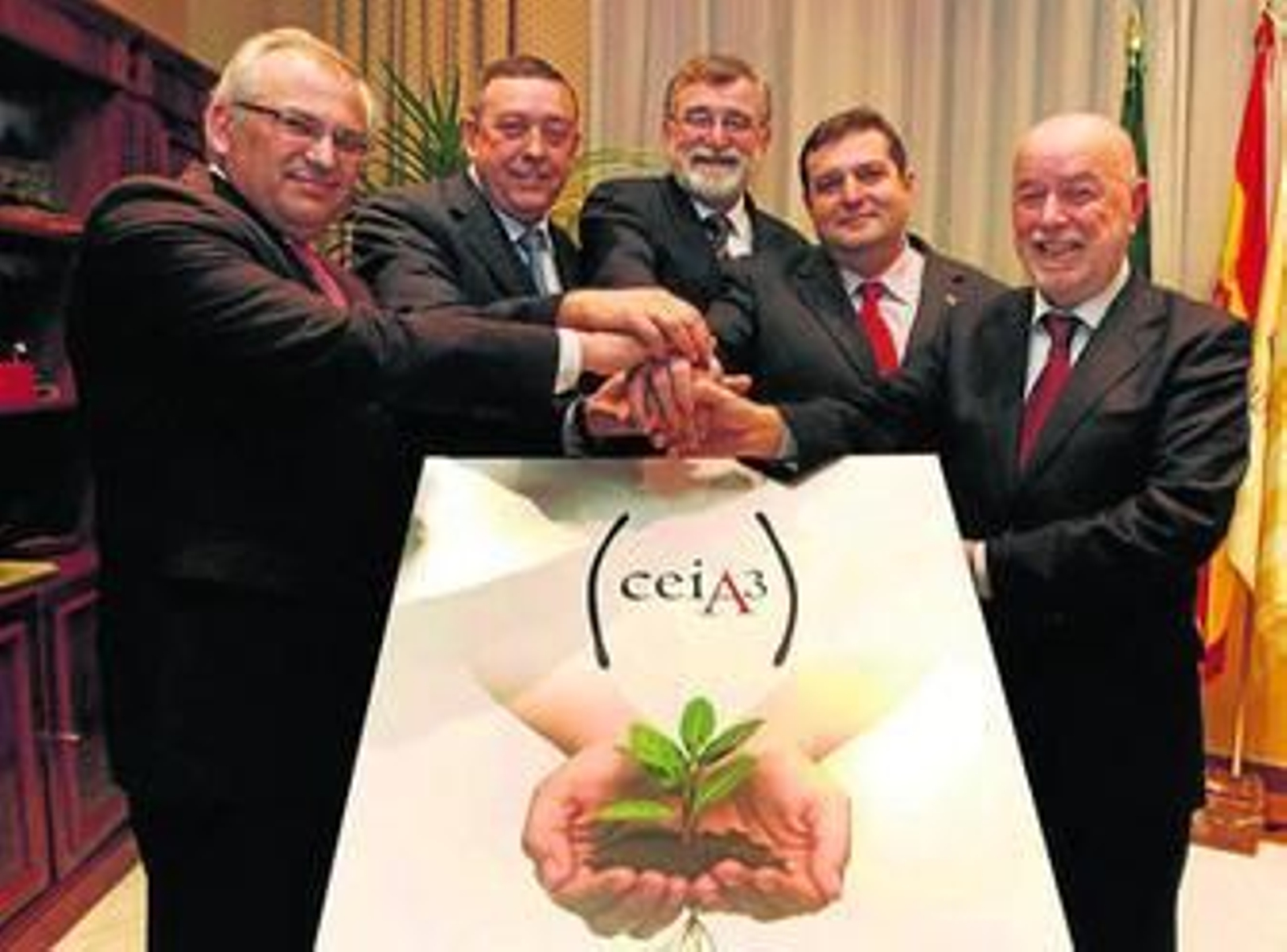 Los rectores implicados en el Campus de Excelencia Agroalimentario posaron ayer junto al logo del proyecto.