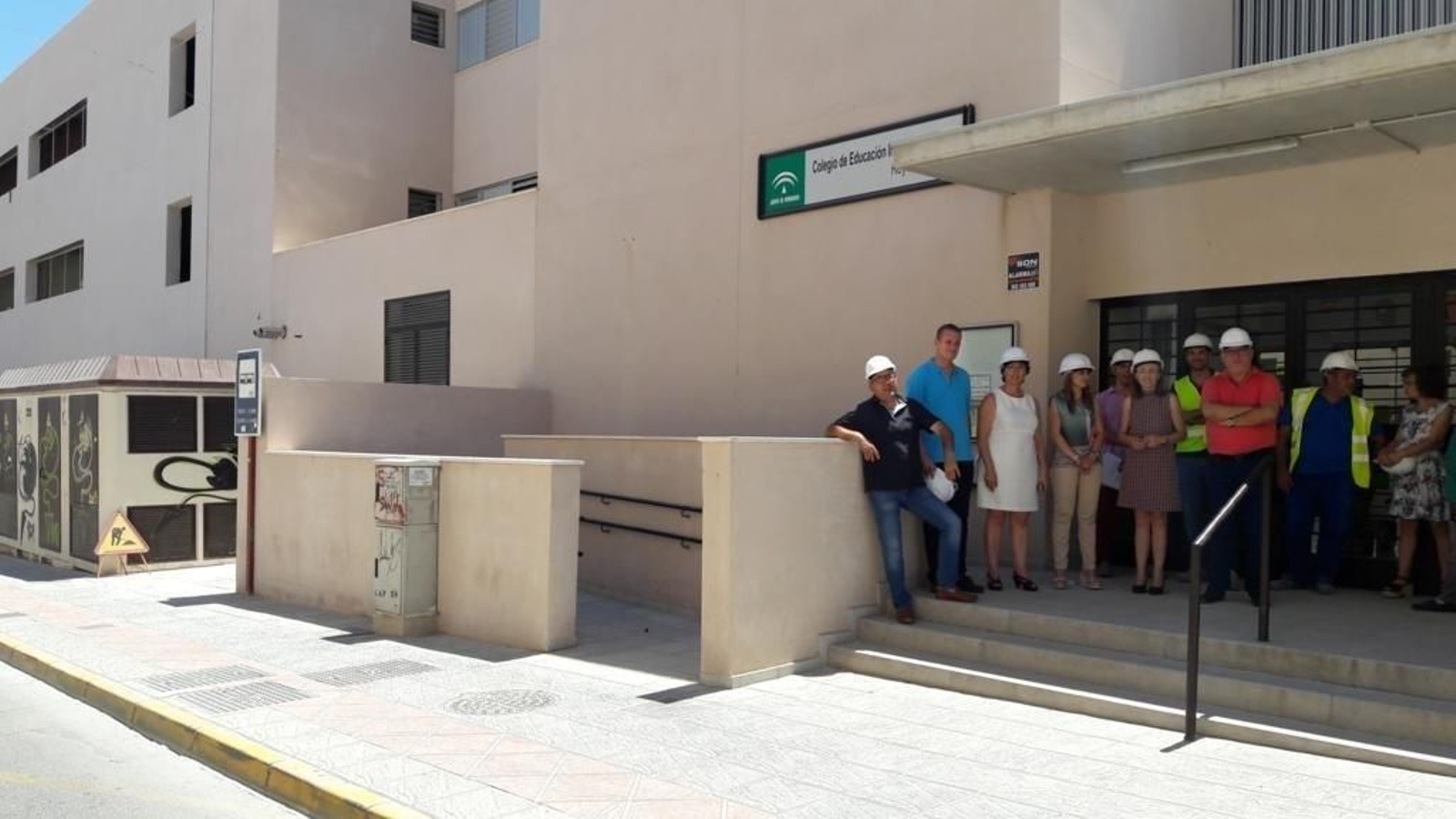 Momento de la visita a las obras del centro educativo de Vera.