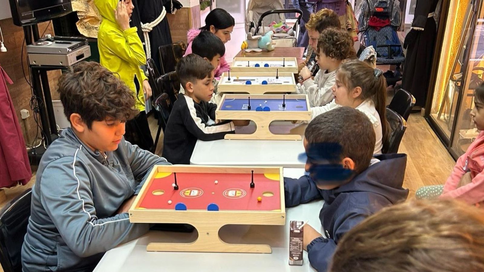 Una de las imágenes del taller de klash, en el que los niños y niñas se lo pasaron en grande.