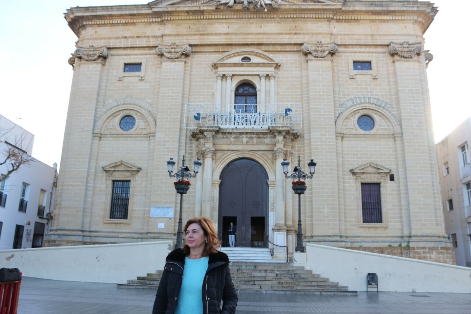 Pepa Vela frente a la fachada de la Iglesia Mayor, donde se proyectará el espectáculo audiovisual.