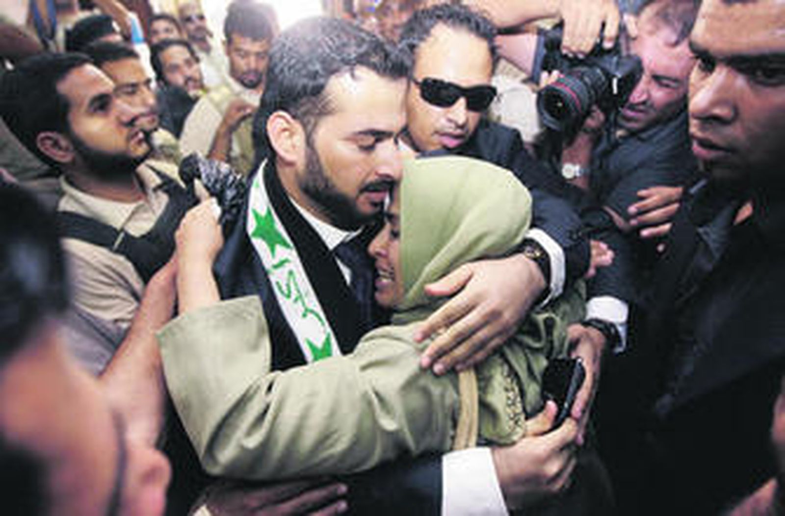 Zaidi abraza a su hermana ayer a la salida de prisión.