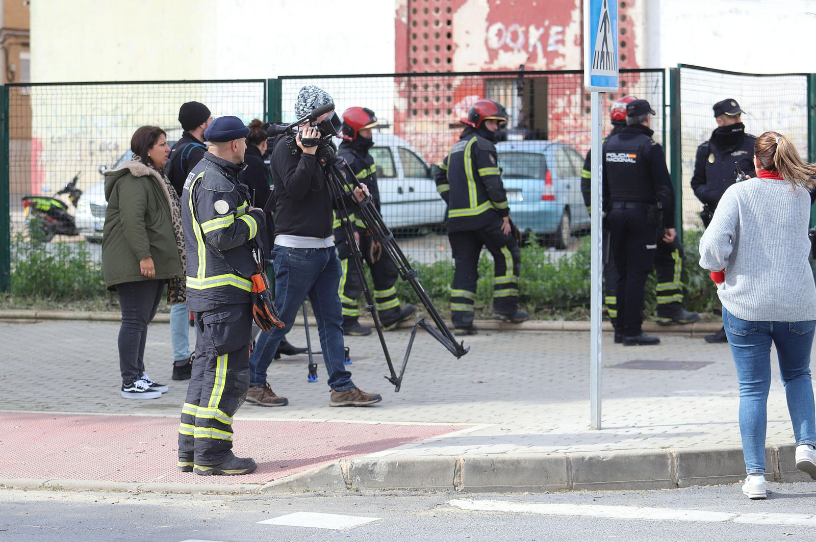 Imágenes del atrincherado que amenazaba con hacer estallar una bombona en el Torrejón, Huelva
