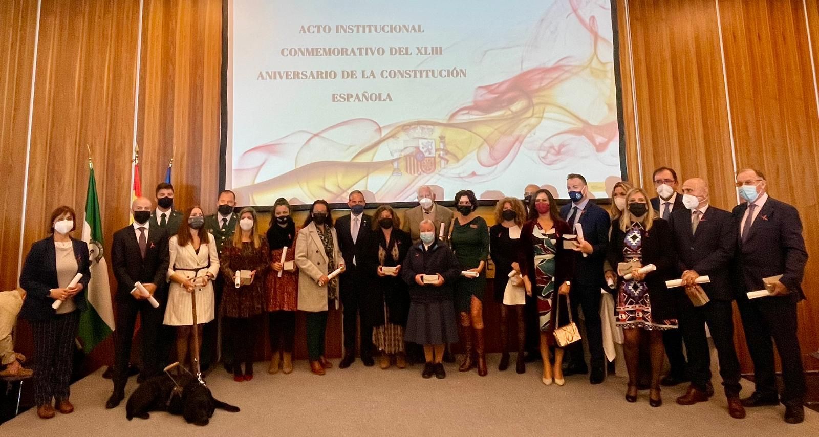 Foto de familia de todos los homenajeados por el Día de la Constitución en Cádiz.