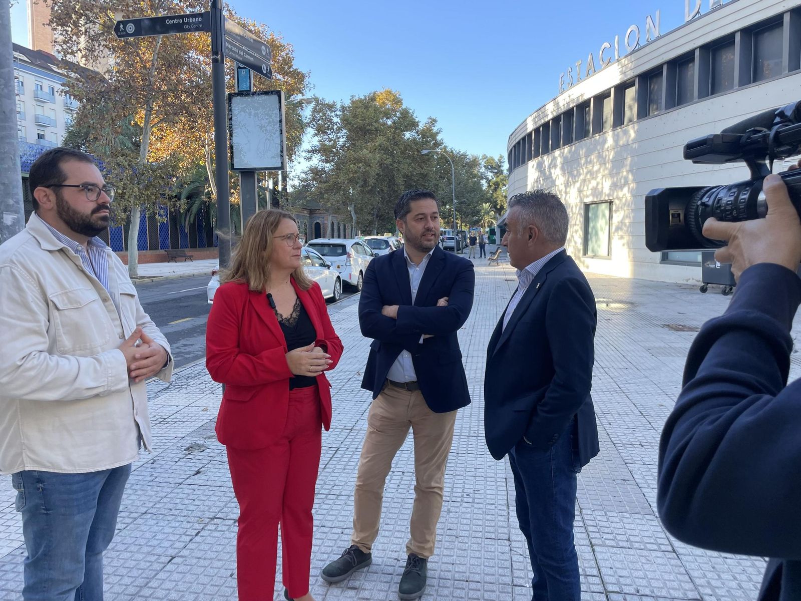 La secretaria de Organización del PSOE de Huelva y diputada provincial, Rosa Tirador, acompañada de otros miembtos del PSOE, junto a la Estación de Autobuses de Huelva.
