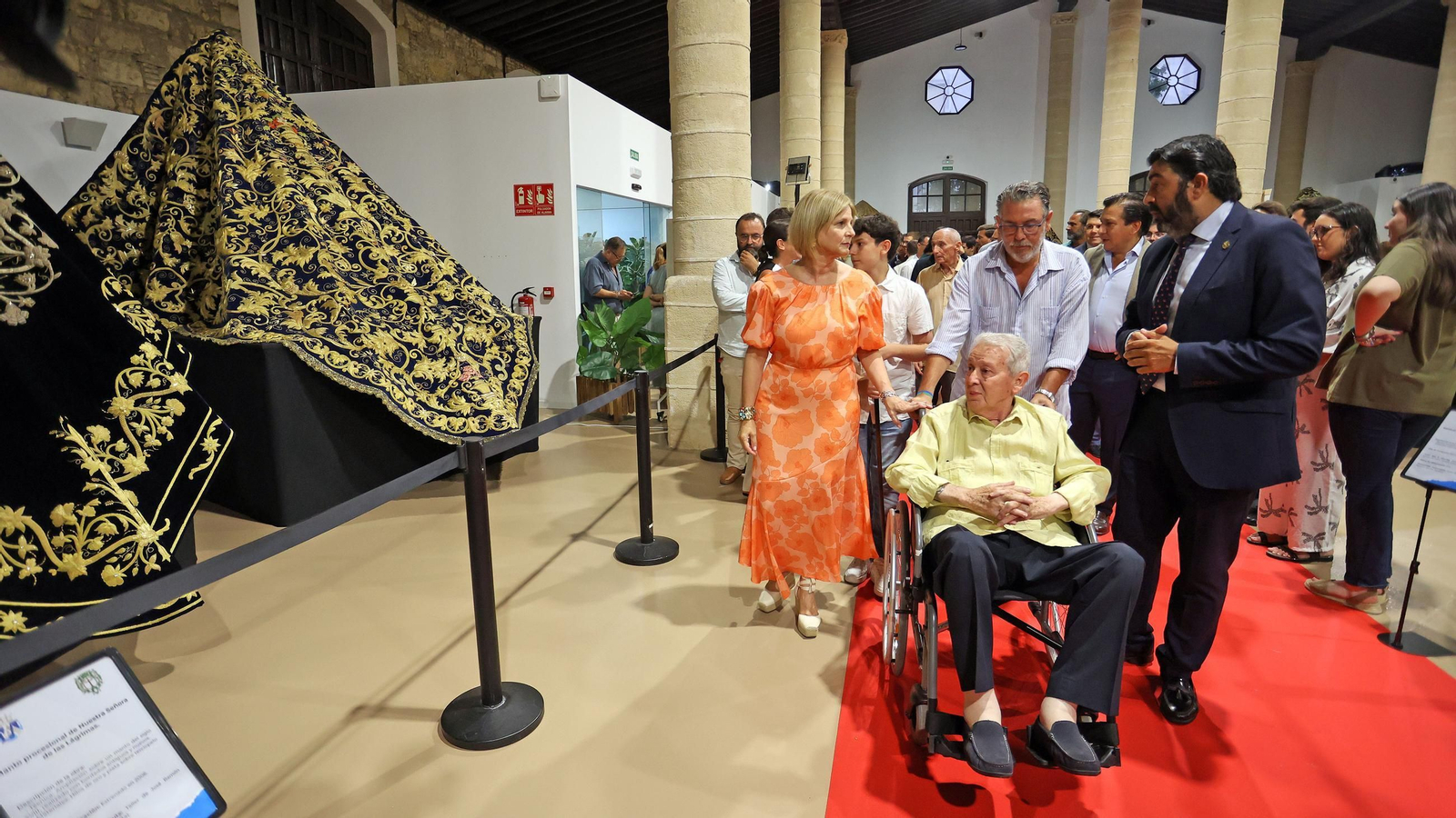 Inauguración de la exposición de mantos de vírgenes dentro de los actos de la Magna Mariana