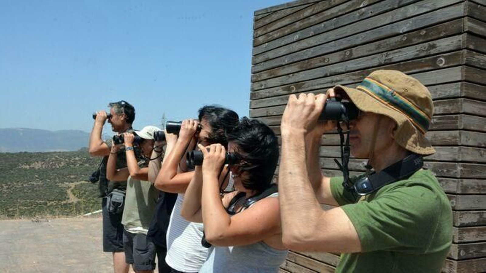 Grupo de turistas disfrutando del avistamiento de aves.