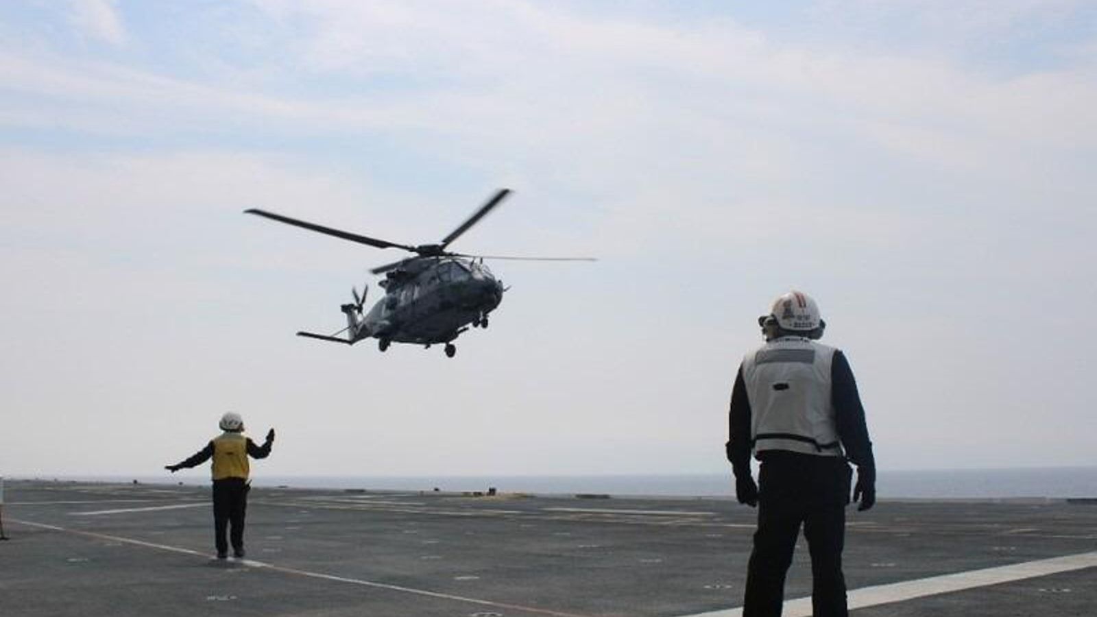 Pruebas con el NH90 a bordo del buque 'Juan Carlos I' de la Armada.