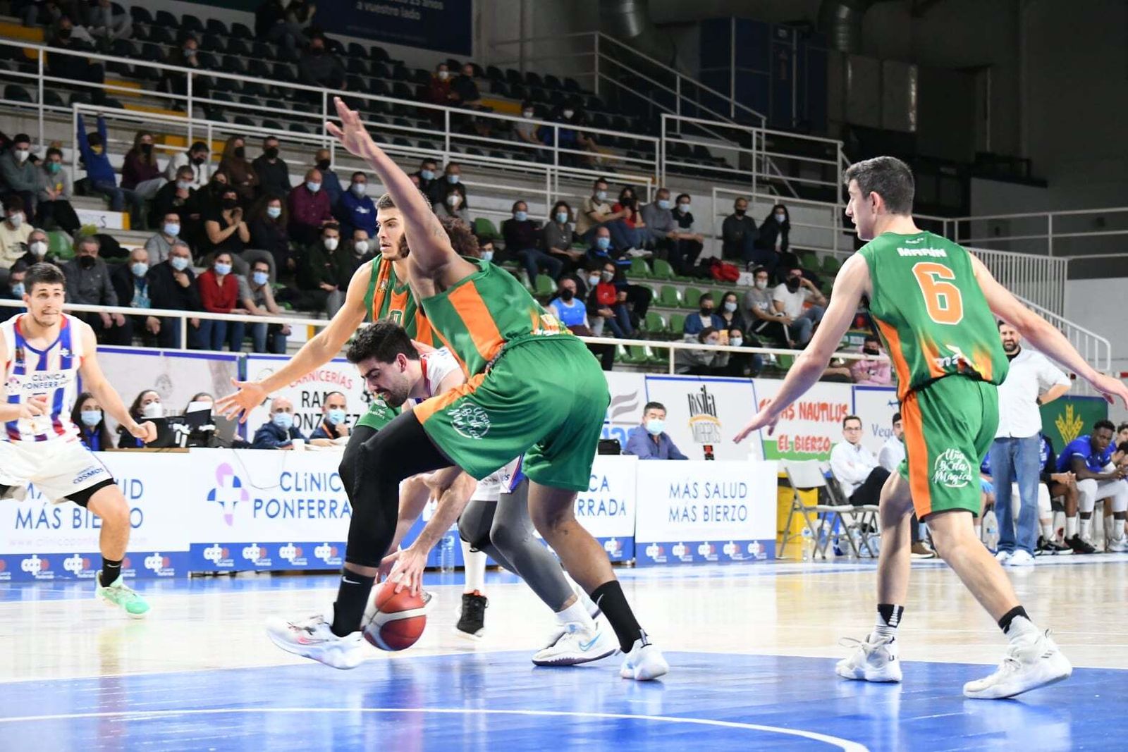 La defensa del CB Morón aprieta en el partido disputado en Ponferrada.