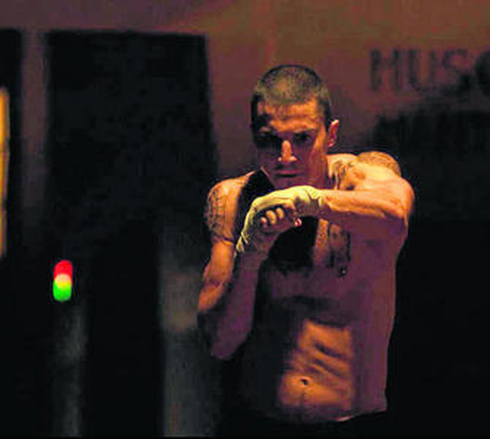 Álex González, en una escena de la película de Santiago A. Zannou.