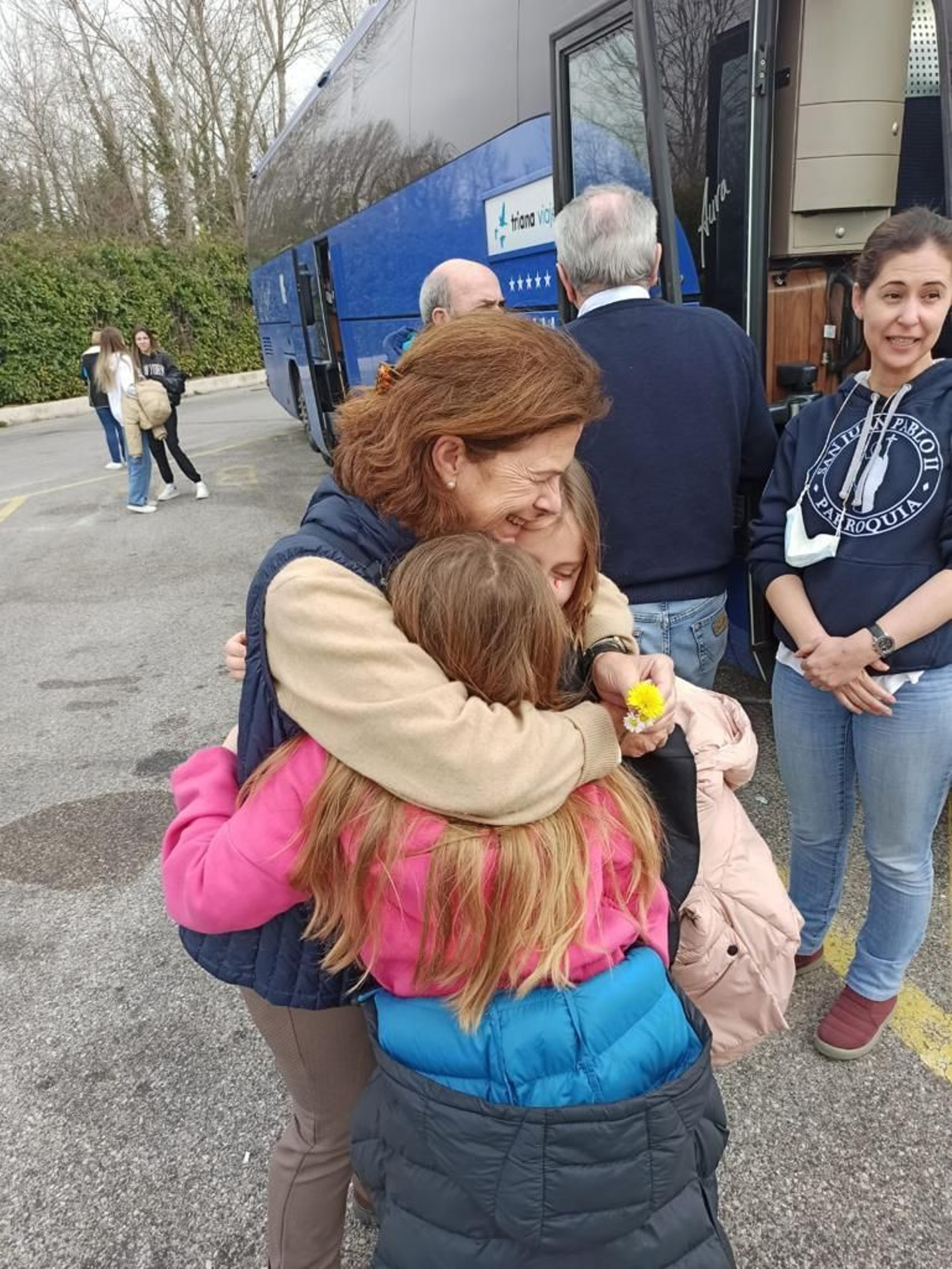 Catalina Portillo abraza a dos menores ucranianas durante una parada en el viaje.