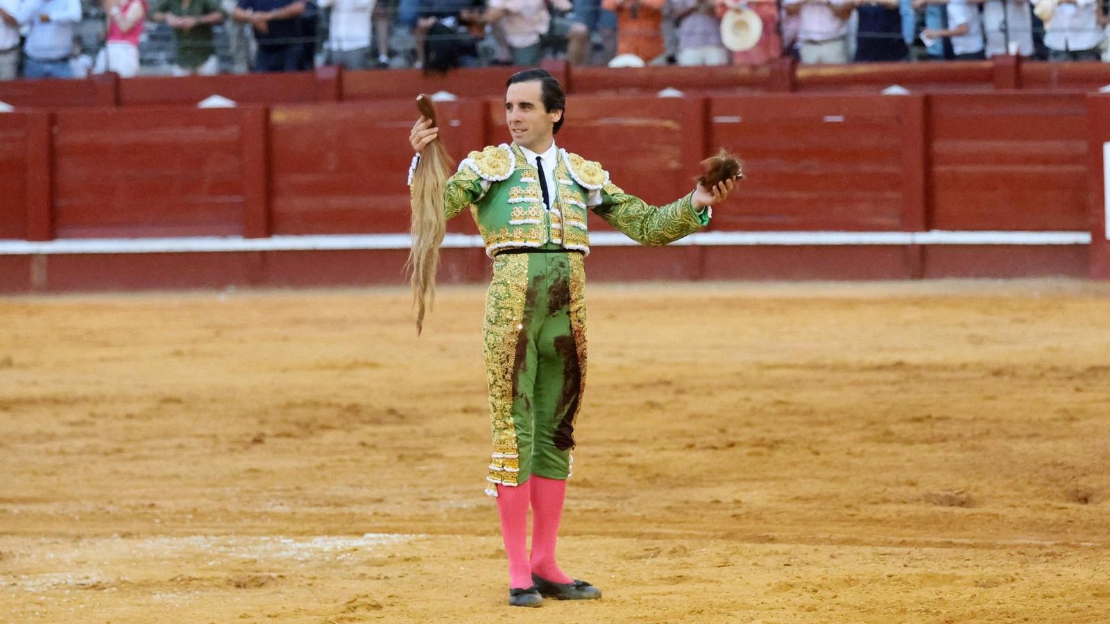 Juan Ortega pasea el rabo de un toro de Núñez del Cuvillo en Aranjuez.