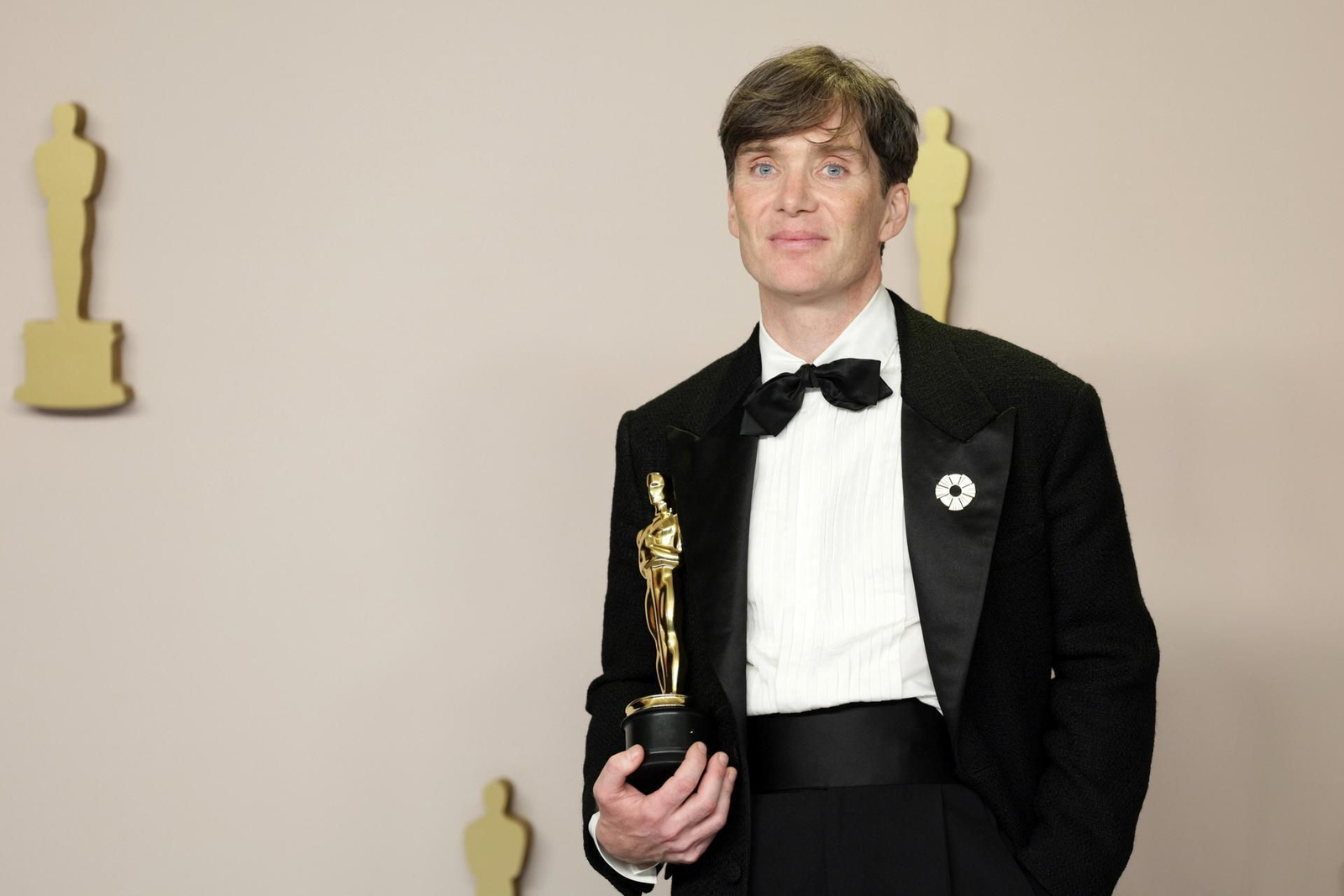 Cillian Murphy posa con su Oscar al mejor actor por su papel en 'Oppenheimer'