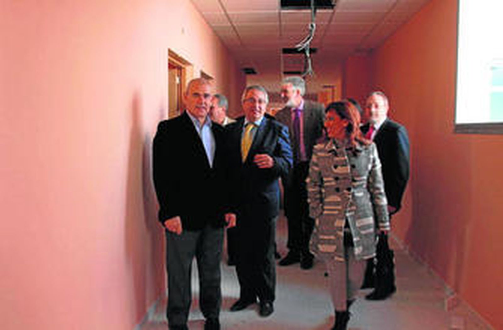 Los responsables de Novocare y el alcalde visitaron ayer el futuro geriátrico.